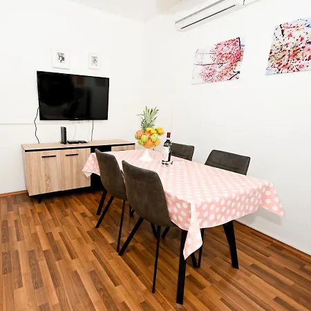 Old Town Apartment *